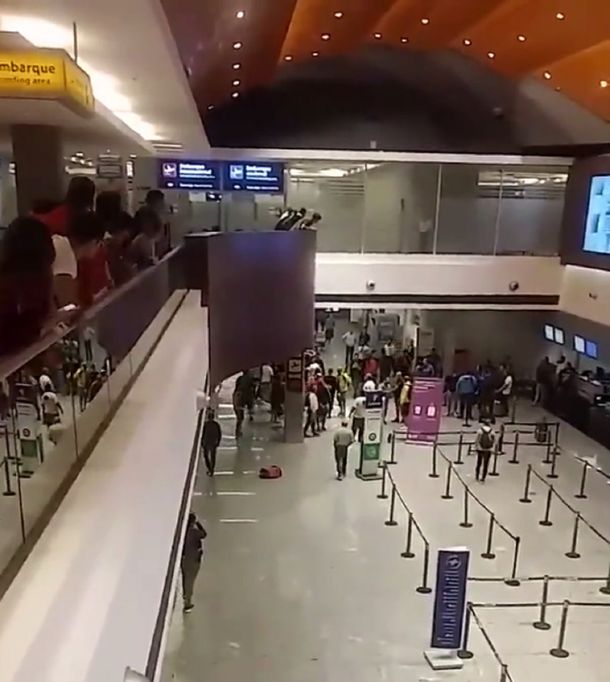 Hinchas de Boca y River se enfrentaron en el hall del aeropuerto de Plumerillo en Mendoza