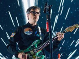 Weezer llega con un show espacial y festejo por los 30 años de su disco debut