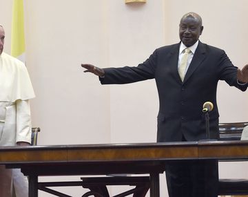 El papa Francisco llegó a Uganda para la segunda etapa de su gira por África