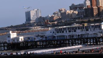 un vuelo rasante sobre el mar sorprendio a miles de turistas en las costas de mar del plata un vuelo rasante sobre el mar sorprendio a miles de turistas en las costas de mar del plata