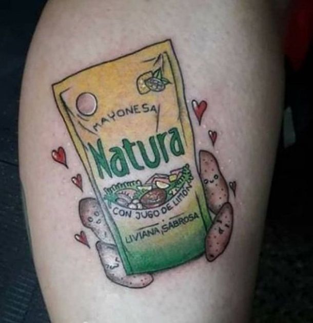 Se tatuó la mayonesa Natura y dicen que es trucha: la verdad