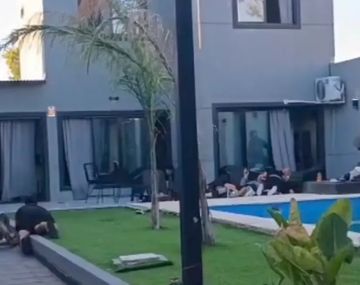 Brutal tiroteo entre la Policía y 15 delincuentes durante un allanamiento: murió una persona