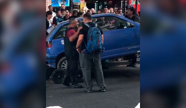 Un conductor se atrincheró en su auto para que la grúa no se lo lleve