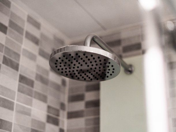 Truco casero: cómo hacer para que el agua salga con más presión de la ducha