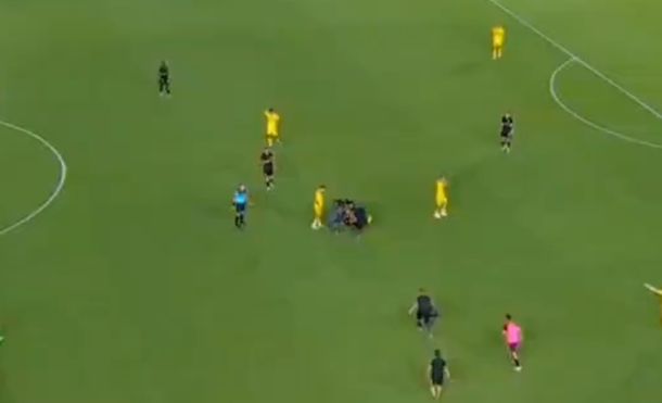 Escalofriante: el momento en el que Javier Altamirano se descompensa en pleno partido