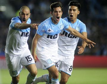 Lisandro López, Augusto Solari y Pol Fernández celebran el gol de la victoria