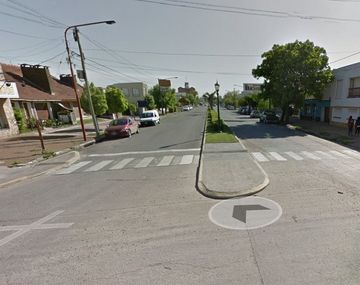 Le piropearon a la mujer y los agarró a tablazos