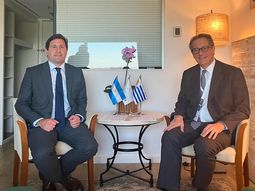 El BCU firmó una Carta de Intención para reducir los costos de operativos de comercio en monedas locales con Argentina. El BCU firmó una Carta de Intención para reducir los costos de operativos de comercio en monedas locales con Argentina.