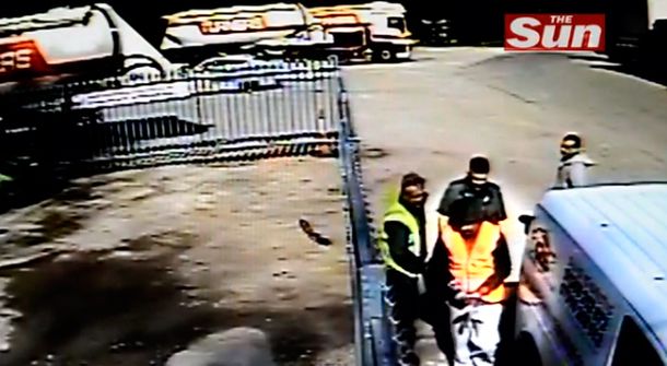 Tevez arribó en Porsche para cumplir su sentencia en Inglaterra