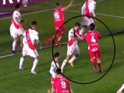 ¿Era penal para Argentinos? La polémica en el área de River que no revisó el VAR