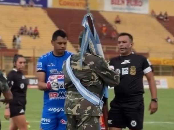 Polémica en Corrientes: excombatiente de Malvinas cruzó a un árbitro en pleno homenaje
