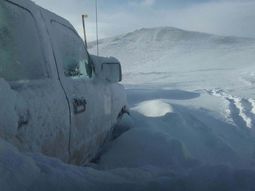 Una familia sobrevivió 25 horas dentro de su camioneta atrapada por la nieve