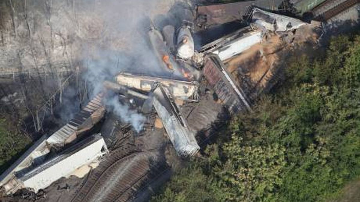 Espectacular choque y explosión de un tren en Ohio