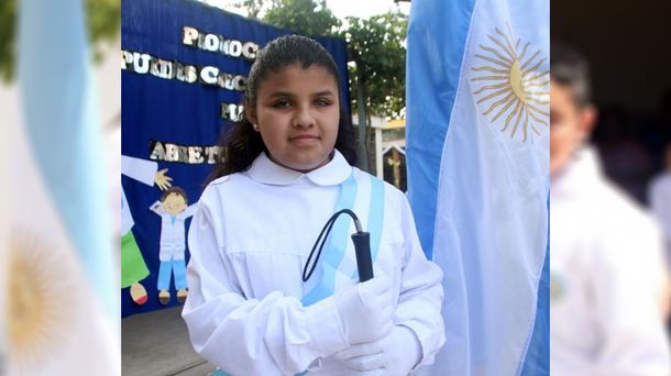 Ejemplo de integración y superación: una nena no vidente fue abanderada