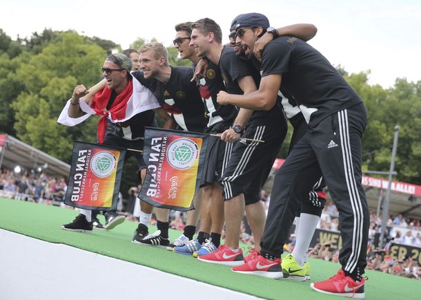 En medio de los festejos, los jugadores alemanes le dedicaron una canción a los argentinos: mirá el video