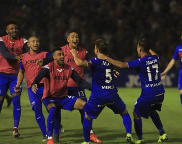 Tigre celebra uno de los goles frente a Atlético Tucumán