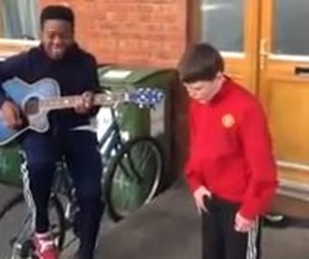 Dos chicos la rompen con un tema de Rihanna