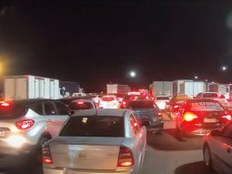 Caos en la autopista Buenos Aires-La Plata por un corte de camioneros