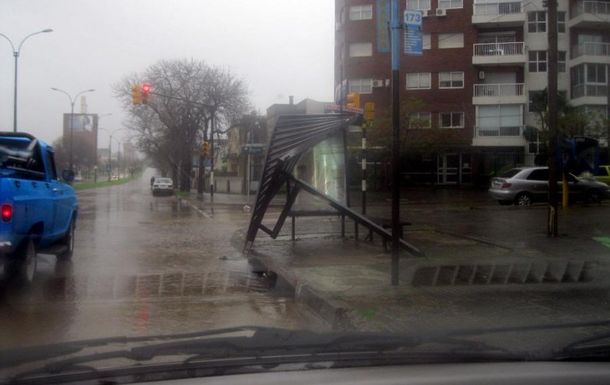 Alerta roja en Uruguay por vientos de hasta 190 km/h