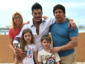 Ricardo Fort con Gustavo Martínez, Marisa y sus hijos