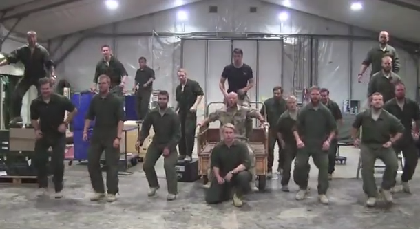 VIDEO: Soldados en Afganistán son furor por parodiar Grease