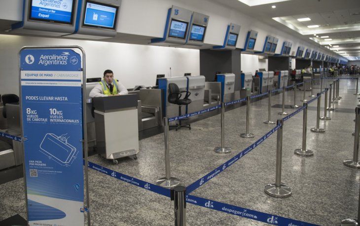 Prorrogan suspensión de vuelos de cabotaje y micros hasta fin de mes