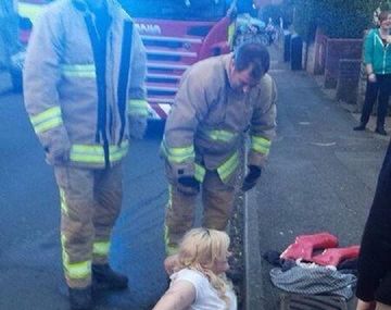 Quedó atascada en una alcantarilla por querer recuperar su celular