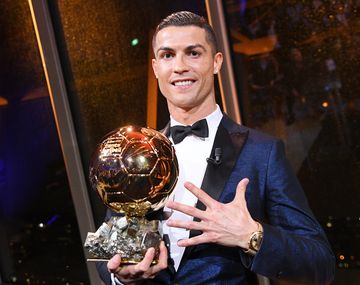 El portugués celebra con su quinto Balón de Oro