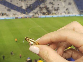 Encontró una alianza en la cancha de Vélez y la búsqueda del dueño es viral