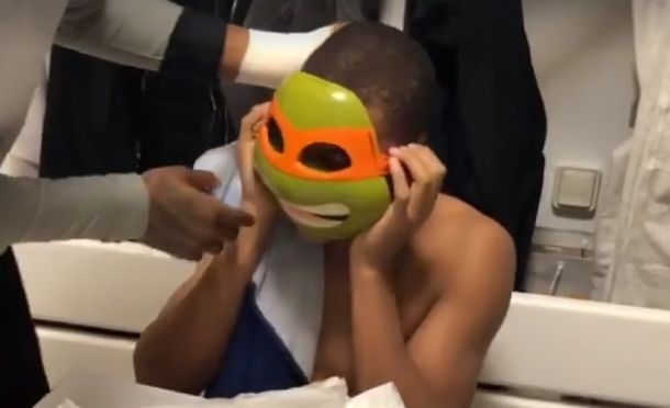 El delantero posa feliz con su nueva adquisición