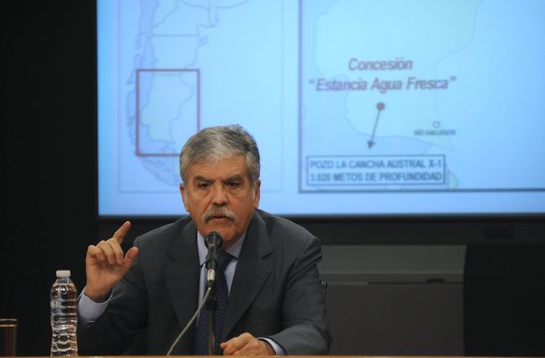 Julio De Vido anunció el descubrimiento de un yacimiento petrolero