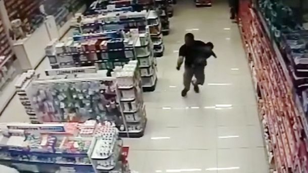 Video: Disparó y mató a dos ladrones mientras sostenía a su hijo en brazos