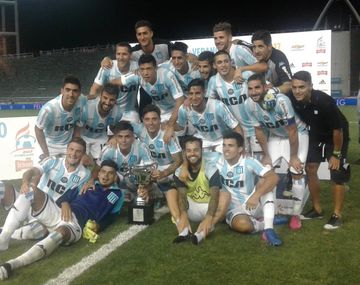 Racing festeja con la Copa Revancha tras vencer a Independiente