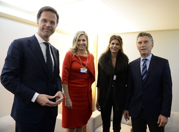 Macri y Awada, distendidos con Máxima en Davos