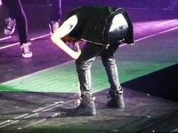 justin bieber vomito sobre el escenario en medio de un concierto justin bieber vomito sobre el escenario en medio de un concierto