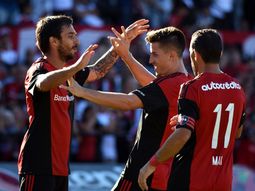 El festejo de todo Newell´s tras los goles de Scocco El festejo de todo Newell´s tras los goles de Scocco