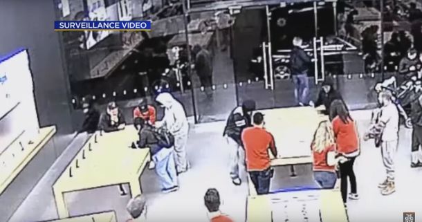 Dos grupos de delincuentes roban un local de Apple en segundos