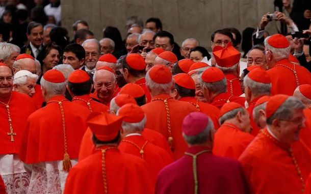 Cardenales en el Vaticano.