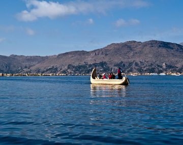 Buscan a un turista argentino que cayó al lago Titicaca en Bolivia