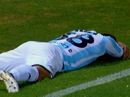 Brian Fernández se tira al suelo tras celebrar su gol Brian Fernández se tira al suelo tras celebrar su gol