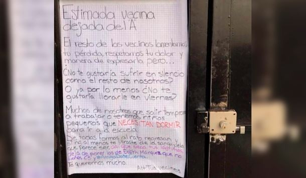 Cortó con su novio, lloró hasta la madrugada y los vecinos le dejaron un insólito mensaje