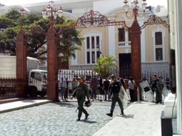 Los legisladores fueron atacados adentro del recinto durante la sesión Los legisladores fueron atacados adentro del recinto durante la sesión