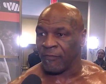 Insólito: Mike Tyson dio una entrevista casi desnudo en la previa a la pelea con Jake Paul