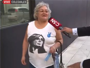 La primera militante que llegó para acompañar a Cristina: Vine a expresarle que estoy con ella