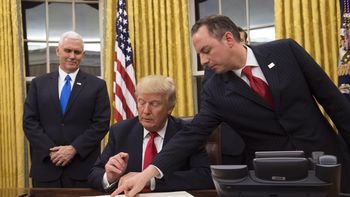 Donald Trump firmando sus primeros decretos Donald Trump firmando sus primeros decretos