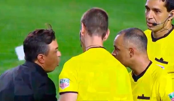 El insólito diálogo de Gallardo con los árbitros tras el Superclásico