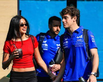 Colapinto llegó al paddock del GP de Miami junto a Maia Reficco mate en mano