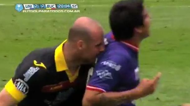 Un arquero se enojó con un rival... ¡Y lo mordió!