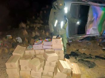 Varias cajas con álbumes y figuritas del Mundial 2026&nbsp;esparcidas&nbsp;en la banquina&nbsp;