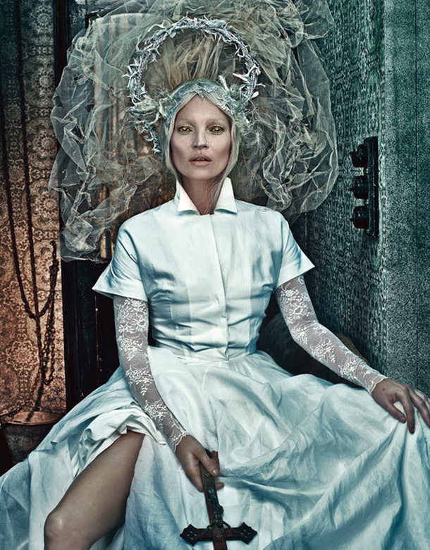 Kate Moss, una diosa sensual que se transporta al pasado